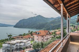 vista su una città e su un lago con montagna di Sole E Lago - Iseo View - by HOST4U a Riva di Solto