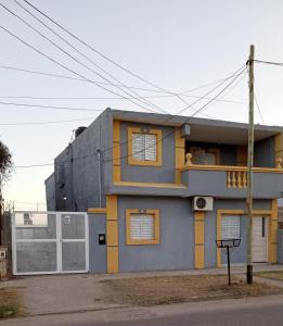 Alquileres del oeste في لا ريوخا: بيت ازرق واصفر مع بوابة بيضاء