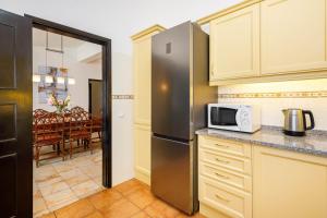 eine Küche mit einem Kühlschrank und einem Esszimmer in der Unterkunft Villa Vale Do Lobo 626 - 3 Bedroom villa - Great pool area - Perfect for families in Vale do Lobo