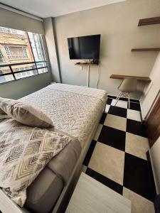 1 dormitorio con 1 cama y suelo a cuadros en Prívate room close to the Dorado AirPort Bogota, en Bogotá