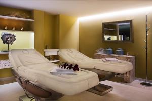 2 massagebedden in een kamer met een spiegel bij Spirit Harrachov Superior Wellness Apartments - FREE Wellness, Wifi, Parking, Harrachov Card in Harrachov