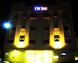 ein Gebäude mit einem Wii-Schild am Abend in der Unterkunft JW Inn Hotel in Khobar