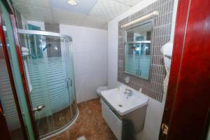Koupelna v ubytování Yafko Hotel + 72 fotografií