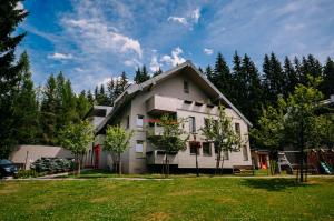 een wit huis met een tuin en bomen bij Spirit Harrachov Superior Wellness Apartments - FREE Wellness, Wifi, Parking, Harrachov Card in Harrachov