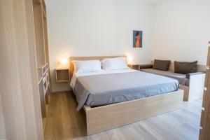 ein Schlafzimmer mit einem Bett und einem Sofa in der Unterkunft Villa Mare Pineto in Pineto