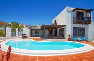 una piscina nel cortile di una casa di Villa Haere Mai a La Asomada