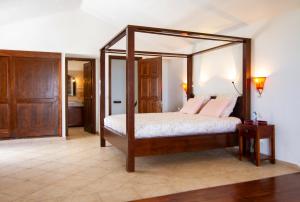 una camera con letto a baldacchino e cuscini rosa di Villa Haere Mai a La Asomada Altre 20 foto