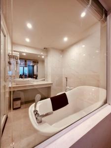 Koupelna v ubytování Rivera Suites + 37 fotografií