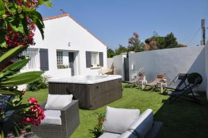 a backyard with a hot tub and chairs at Holiday in Arles -Villa Jacuzzi in Arles