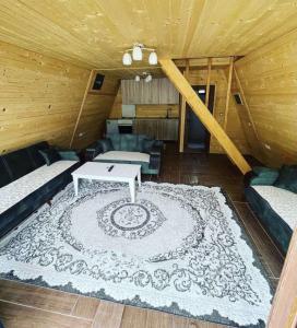 ein Wohnzimmer mit einem Sofa und einem Tisch in der Unterkunft Villat Grand in Peja