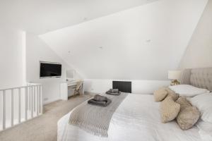 Postel nebo postele na pokoji v ubytování The Grenville - Stunning Spacious Central Plymouth Apartment - Sleeps 4