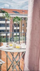 聖拉斐爾的住宿－老港酒店，阳台上的桌子上放着饮料