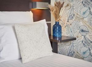 Postel nebo postele na pokoji v ubytování Hotel du Vieux Port