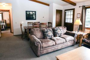 uma sala de estar com um sofá e uma mesa em Sunnyside Knoll- 17 cabin em Estes Park