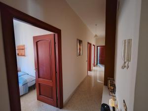 korytarz z drzwiami prowadzącymi do sypialni w obiekcie Casa Lov (Politeama) w mieście Palermo