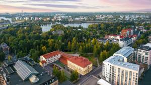 una vista aerea di una città con un fiume e di edifici di ULEABO Neat 48 m2 two-room flat with sauna a Oulu