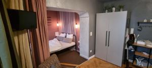 a small room with a living room with a couch at Klein aber fein in Alf