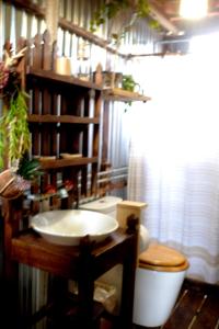 uma casa de banho com um lavatório e um WC em Panama House Bed & Breakfast na Cidade do Panamá