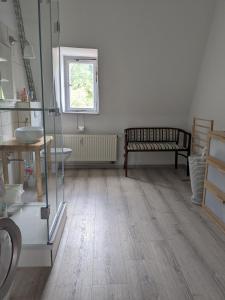 baño con lavabo y banco en una habitación en Apartment-Mansardwohnung, en Mittweida