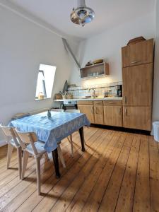 cocina con mesa y sillas en una habitación en Apartment-Mansardwohnung, en Mittweida