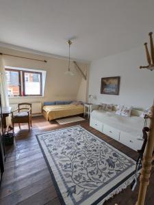 sala de estar con 2 camas y alfombra en Apartment-Mansardwohnung, en Mittweida