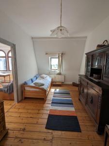 Sala de estar con cama y mesa en Apartment-Mansardwohnung, en Mittweida