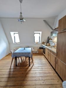 cocina con mesa en el centro de una habitación en Apartment-Mansardwohnung, en Mittweida