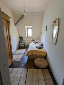 Säng eller sängar i ett rum på Apartment-Mansardwohnung