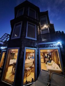 um edifício alto com janelas e uma sala de estar em ALMA CHILOTA em Castro