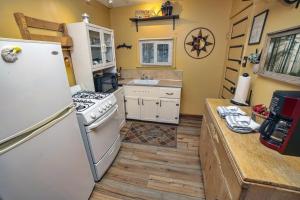 Η κουζίνα ή μικρή κουζίνα στο Lazy R Cottages- 5 cabin
