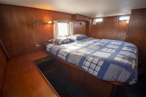 uma cama na parte de trás de um barco em Vedette Hollandaise de 13 m pour séjour insolite em Nivillac