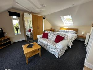 ein Hotelzimmer mit einem Bett und einem Sofa in der Unterkunft Holly Hill Apartments in Southampton