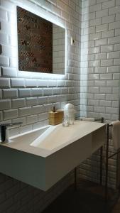 een badkamer met een wastafel en een spiegel bij Au Vieux Chêne in Malmedy