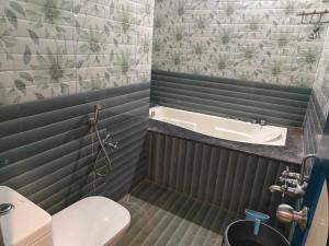 Bilik mandi di Treva Blue Nest
