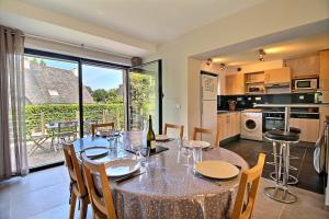 Kuchyň nebo kuchyňský kout v ubytování GITE ROSCLEDAN contemporain, 3 chambres idéalement situé + 10 fotografií