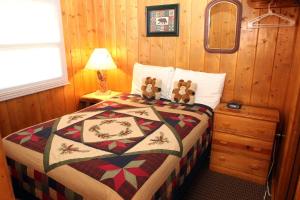 Ένα ή περισσότερα κρεβάτια σε δωμάτιο στο Lazy R Cottages- 1 apts