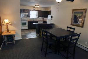 een keuken met een tafel en een tafel met stoelen bij Fawn Valley Inn- 304 condo in Estes Park