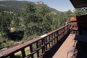 een balkon met uitzicht op de bergen bij Fawn Valley Inn- 304 condo in Estes Park +3 foto's
