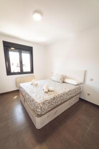 Vistalegre Apartments6 في مدريد: غرفة نوم عليها سرير وفوط