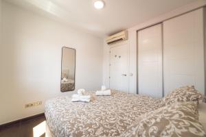 sypialnia z łóżkiem z dwoma ręcznikami w obiekcie Vistalegre Apartments6 w Madrycie