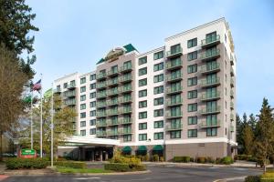 um grande edifício branco com uma rua em frente em Courtyard by Marriott Seattle Federal Way em Federal Way