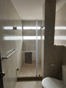 uma casa de banho com uma cabina de duche e um WC. em Casa Crema em Cuenca