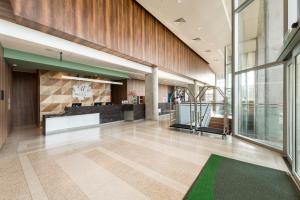 - un hall d'un immeuble avec un tapis vert dans l'établissement Holiday Inn - Lima Airport, an IHG Hotel, à Lima