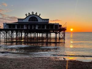 een pier aan het strand met zonsondergang bij SEAVIEW - BTSPORTS - Contractors in Cleethorpes