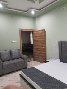 Postel nebo postele na pokoji v ubytování Shree Nanda Guest House