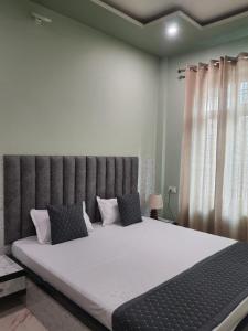 Postel nebo postele na pokoji v ubytování Shree Nanda Guest House