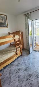 Pokój z 2 łóżkami piętrowymi i przesuwnymi szklanymi drzwiami w obiekcie Duplex en urbanización con piscina comunitaria y wifi w mieście Mojácar