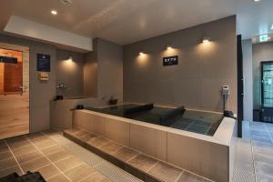 een grote badkamer met een bad in een gebouw bij TOKIO's HOTEL in Tokyo