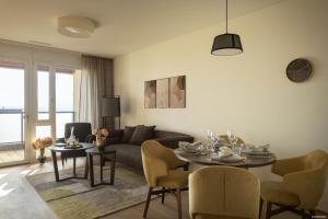 sala de estar con sofá, mesa y sillas en Senevita Dorfmatt Ferienwohnungen und Apartments en Münsingen