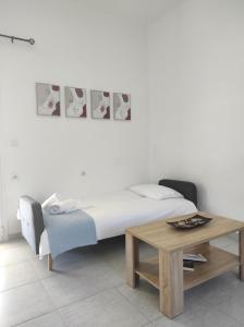 een slaapkamer met een bed en een tafel. bij Askeli Breeze in Poros